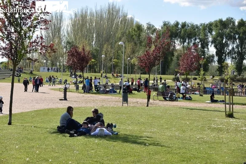 Foto 3 - El buen tiempo anima a los j&oacute;venes a disfrutar del Lunes de Aguas en el entorno del Puente Romano