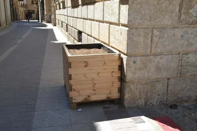 Foto 3 - La calle Madrid da la bienvenida a unas nuevas jardineras de madera &ldquo;para que tenga m&aacute;s vida&rdquo;