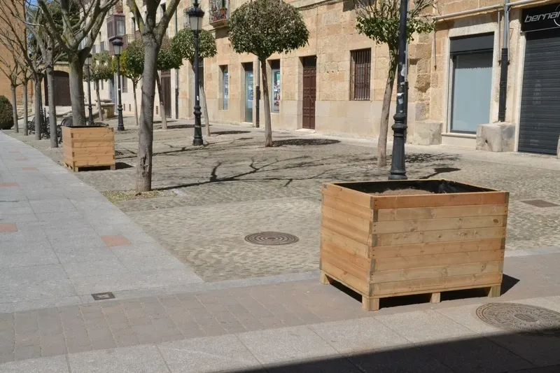 Foto 2 - La calle Madrid da la bienvenida a unas nuevas jardineras de madera &ldquo;para que tenga m&aacute;s vida&rdquo;