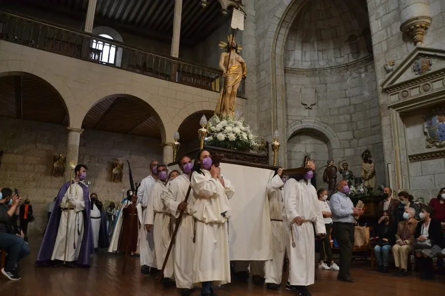 Foto 11 - Mir&oacute;briga cierra la Semana Santa con gran ambiente y un enorme susto en la salida del Resucitado