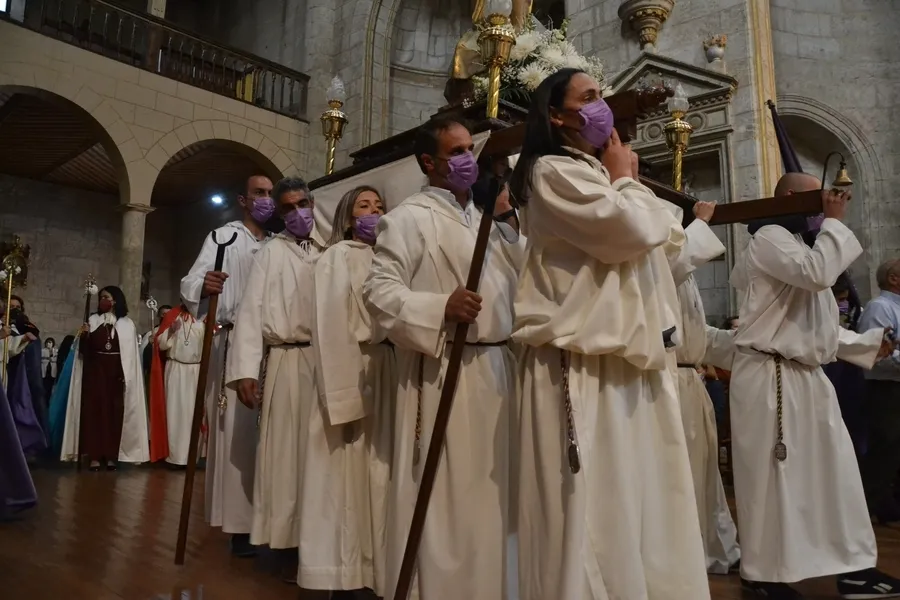 Foto 10 - Mir&oacute;briga cierra la Semana Santa con gran ambiente y un enorme susto en la salida del Resucitado