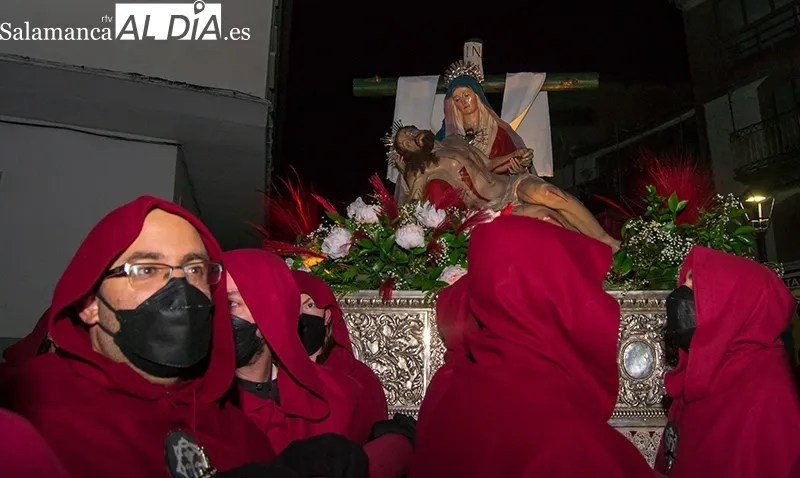 Foto 18 - Un manto de fervor arropa a Nuestra Se&ntilde;ora de las Angustias