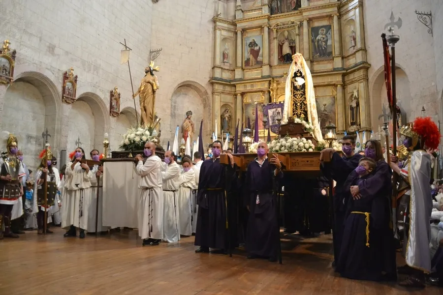 Foto 8 - Mir&oacute;briga cierra la Semana Santa con gran ambiente y un enorme susto en la salida del Resucitado