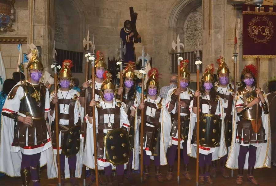 Foto 6 - Mir&oacute;briga cierra la Semana Santa con gran ambiente y un enorme susto en la salida del Resucitado