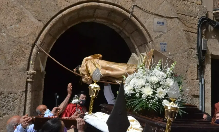 Foto 3 - Mir&oacute;briga cierra la Semana Santa con gran ambiente y un enorme susto en la salida del Resucitado