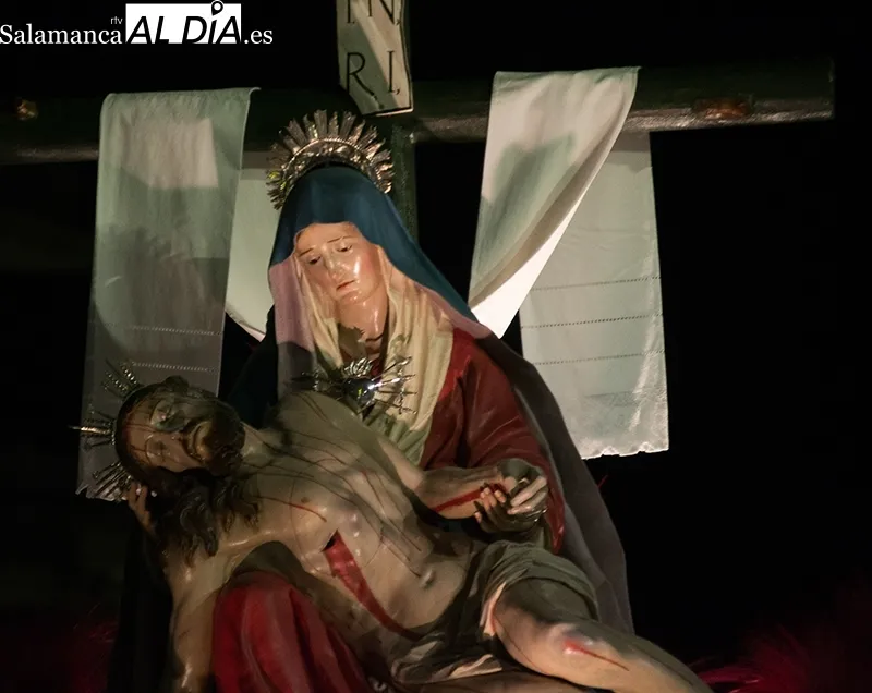 Foto 10 - Un manto de fervor arropa a Nuestra Se&ntilde;ora de las Angustias