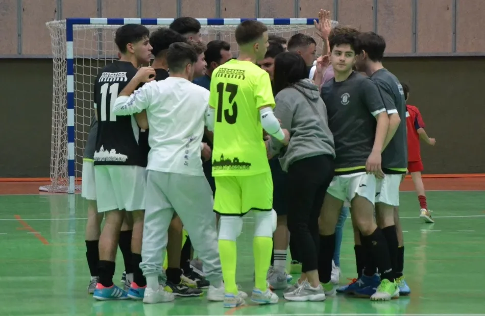 Foto 8 - Puntazo del III Juvenil ante el l&iacute;der de su competici&oacute;n