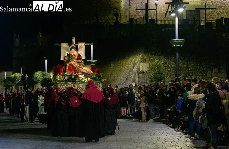 Foto 9 - Un manto de fervor arropa a Nuestra Se&ntilde;ora de las Angustias