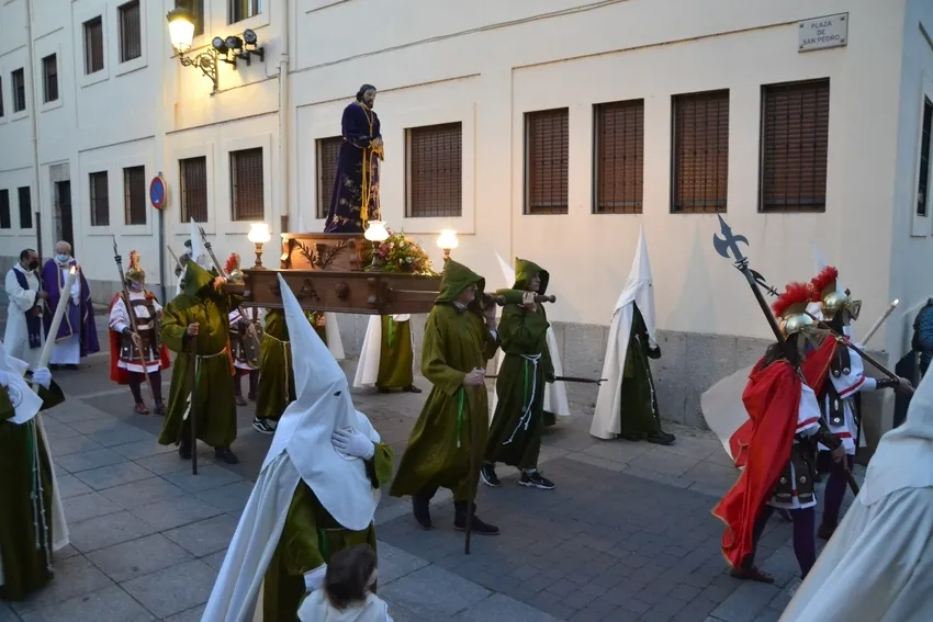 Foto 11 - Los romanos prenden a Jes&uacute;s en la Plaza Mayor con m&aacute;s luz de lo habitual