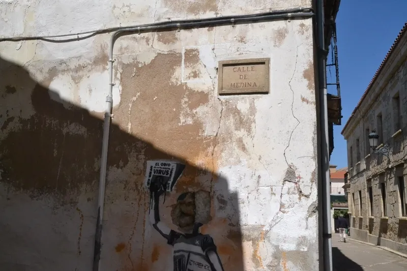 Foto 3 - Gravemente atacado el grafiti contra el odio y el racismo situado en el centro hist&oacute;rico