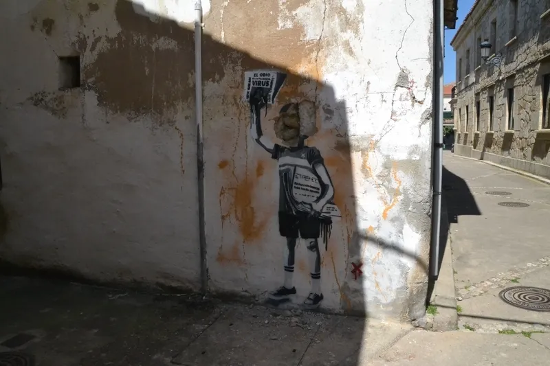 Foto 2 - Gravemente atacado el grafiti contra el odio y el racismo situado en el centro hist&oacute;rico