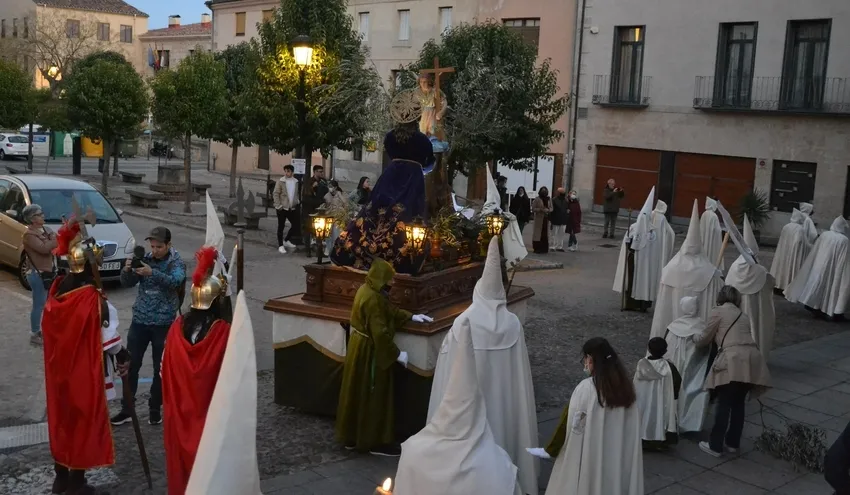 Foto 9 - Los romanos prenden a Jes&uacute;s en la Plaza Mayor con m&aacute;s luz de lo habitual