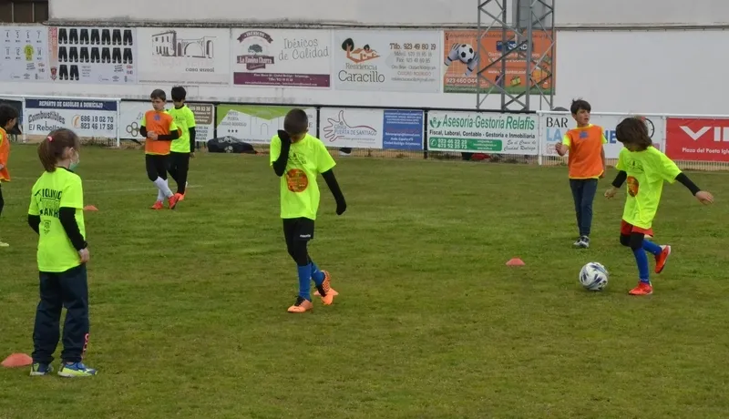 Foto 11 - &Eacute;xito de participaci&oacute;n en el Cl&iacute;nic de F&uacute;tbol en homenaje a Ricardo S&aacute;nchez