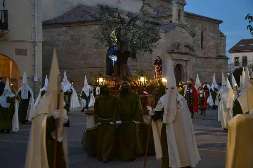 Foto 5 - Los romanos prenden a Jes&uacute;s en la Plaza Mayor con m&aacute;s luz de lo habitual