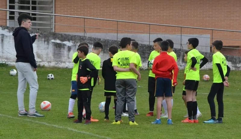 Foto 10 - &Eacute;xito de participaci&oacute;n en el Cl&iacute;nic de F&uacute;tbol en homenaje a Ricardo S&aacute;nchez