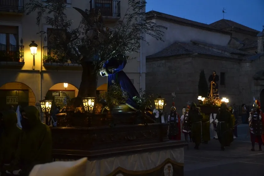 Foto 3 - Los romanos prenden a Jes&uacute;s en la Plaza Mayor con m&aacute;s luz de lo habitual