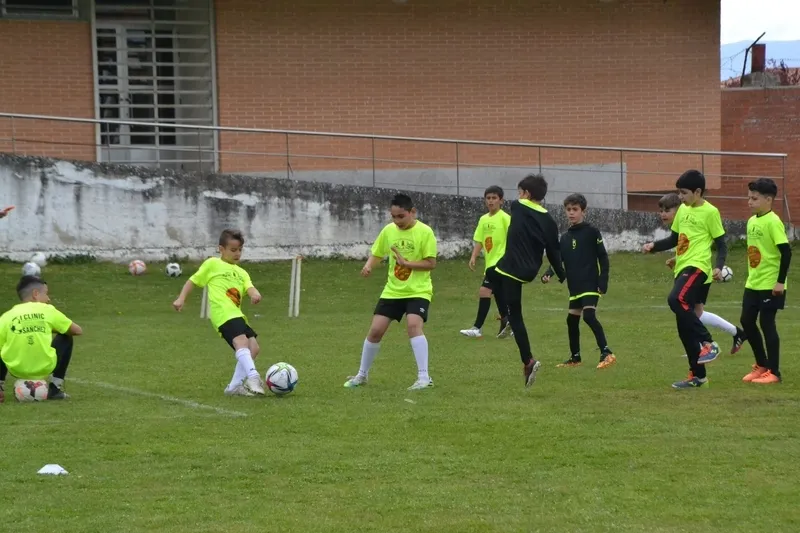 Foto 9 - &Eacute;xito de participaci&oacute;n en el Cl&iacute;nic de F&uacute;tbol en homenaje a Ricardo S&aacute;nchez