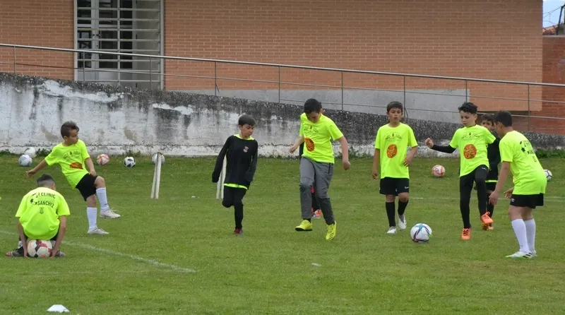 Foto 8 - &Eacute;xito de participaci&oacute;n en el Cl&iacute;nic de F&uacute;tbol en homenaje a Ricardo S&aacute;nchez