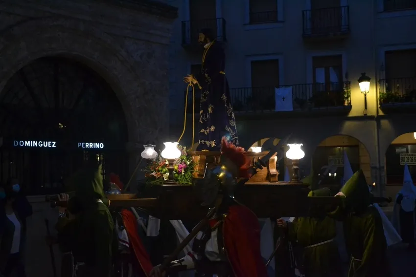 Foto 2 - Los romanos prenden a Jes&uacute;s en la Plaza Mayor con m&aacute;s luz de lo habitual