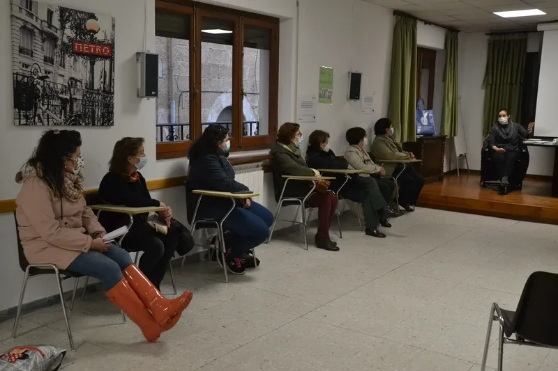 Foto 5 - Las cofrades de las Angustias se ponen al d&iacute;a de la situaci&oacute;n de la entidad en una reuni&oacute;n