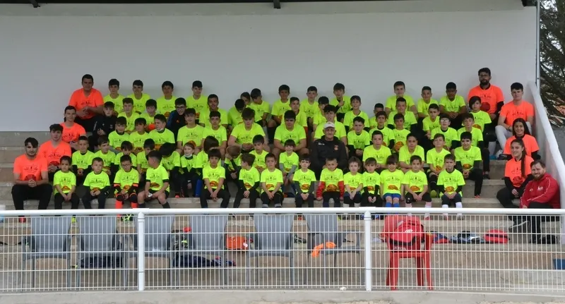 Foto 6 - &Eacute;xito de participaci&oacute;n en el Cl&iacute;nic de F&uacute;tbol en homenaje a Ricardo S&aacute;nchez