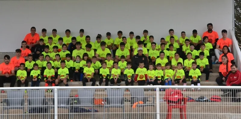 Foto 2 - &Eacute;xito de participaci&oacute;n en el Cl&iacute;nic de F&uacute;tbol en homenaje a Ricardo S&aacute;nchez