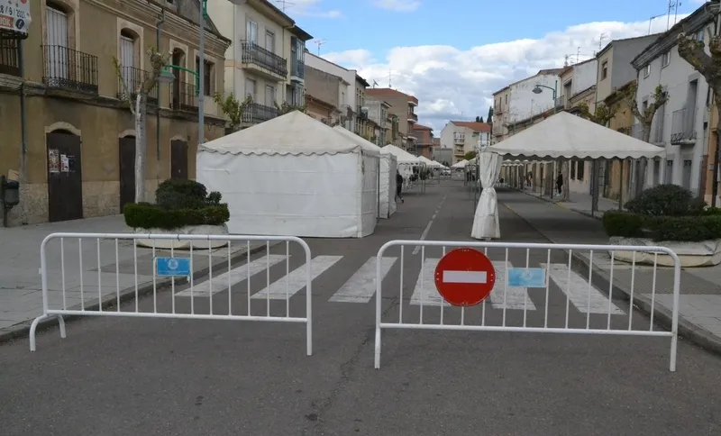 Foto 7 - La calle Lorenza Iglesias queda ya cortada al tr&aacute;fico por la Feria del Libro