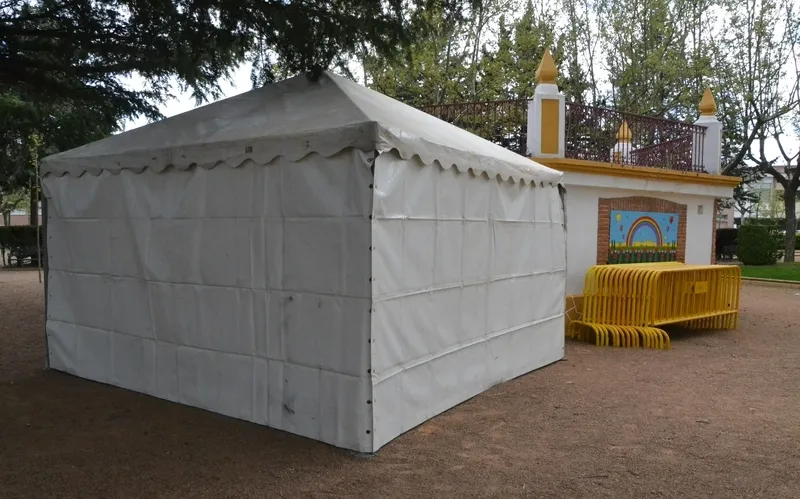 Foto 6 - La calle Lorenza Iglesias queda ya cortada al tr&aacute;fico por la Feria del Libro