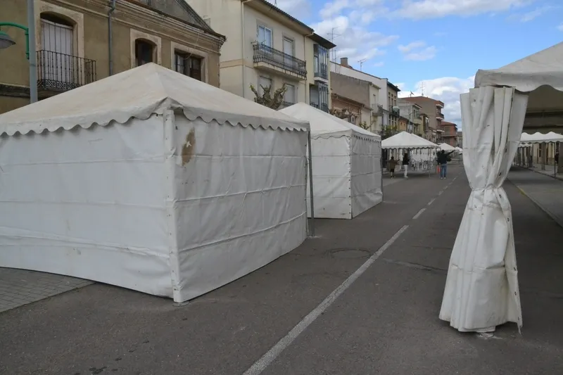 Foto 5 - La calle Lorenza Iglesias queda ya cortada al tr&aacute;fico por la Feria del Libro