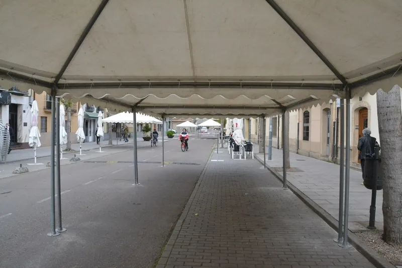 Foto 4 - La calle Lorenza Iglesias queda ya cortada al tr&aacute;fico por la Feria del Libro