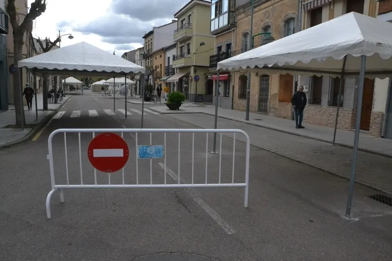 Foto 3 - La calle Lorenza Iglesias queda ya cortada al tr&aacute;fico por la Feria del Libro