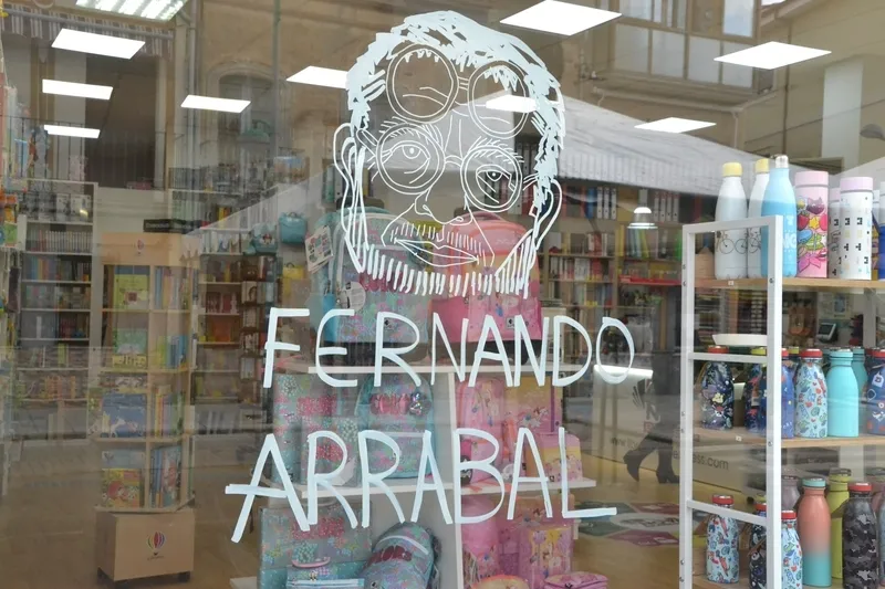 Foto 2 - La calle Lorenza Iglesias queda ya cortada al tr&aacute;fico por la Feria del Libro