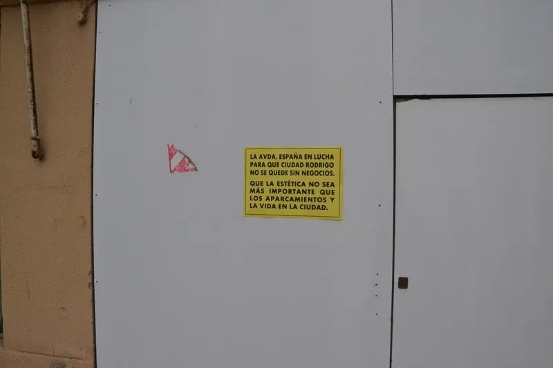 Foto 3 - Los comercios de la Avenida de Espa&ntilde;a muestran en la propia v&iacute;a su rechazo a la reforma prevista