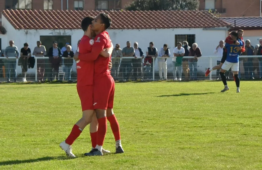 Foto 11 - El Ciudad Rodrigo CF consuma su descenso con otro cruel final de partido ante el Ribert