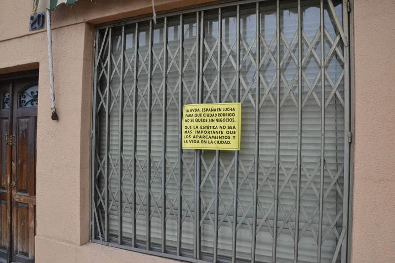 Foto 2 - Los comercios de la Avenida de Espa&ntilde;a muestran en la propia v&iacute;a su rechazo a la reforma prevista