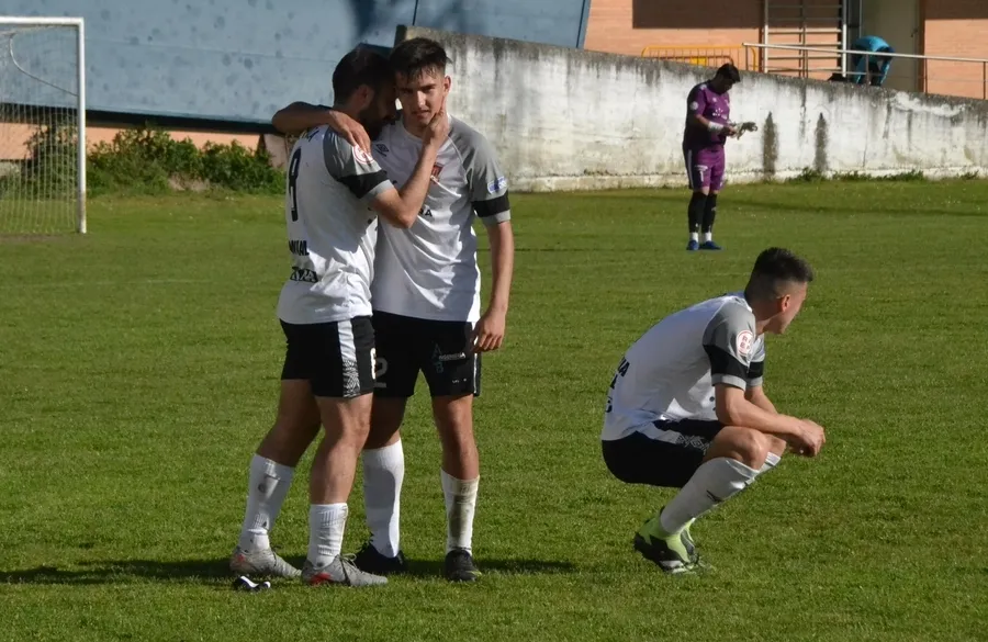 Foto 10 - El Ciudad Rodrigo CF consuma su descenso con otro cruel final de partido ante el Ribert