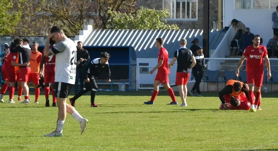 Foto 9 - El Ciudad Rodrigo CF consuma su descenso con otro cruel final de partido ante el Ribert