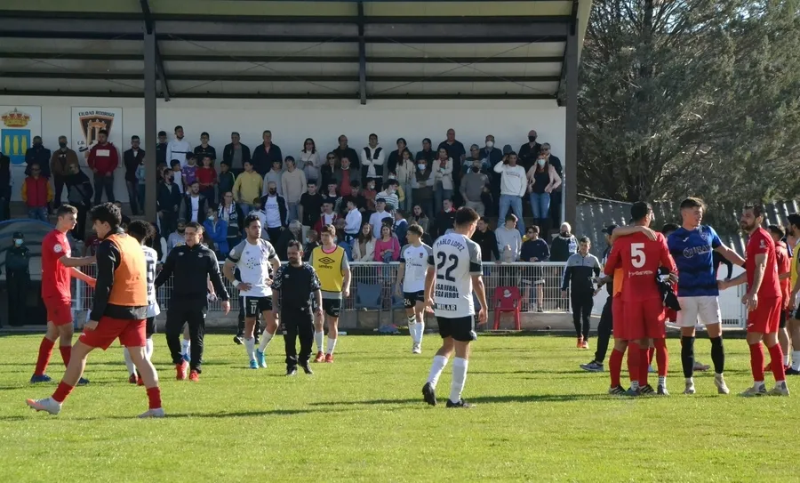 Foto 8 - El Ciudad Rodrigo CF consuma su descenso con otro cruel final de partido ante el Ribert