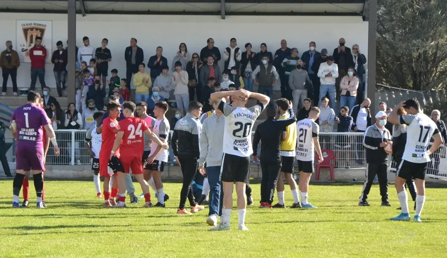 Foto 7 - El Ciudad Rodrigo CF consuma su descenso con otro cruel final de partido ante el Ribert