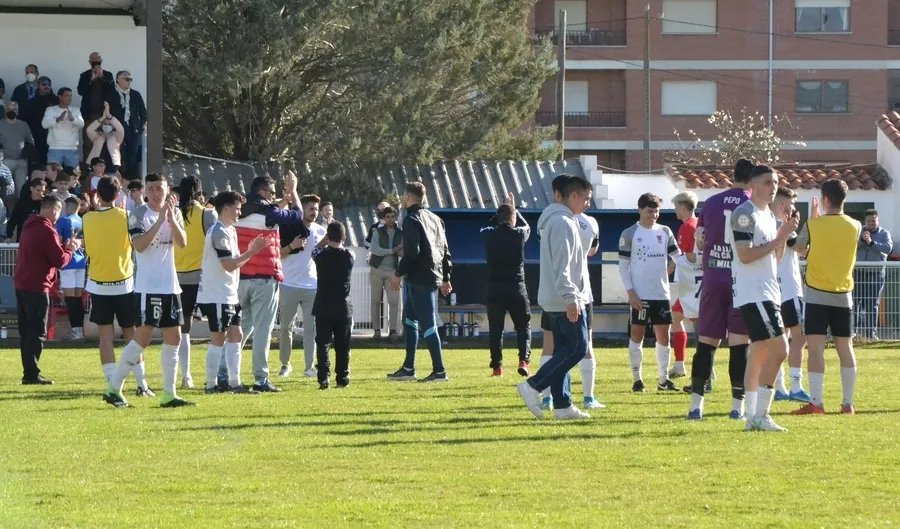 Foto 6 - El Ciudad Rodrigo CF consuma su descenso con otro cruel final de partido ante el Ribert