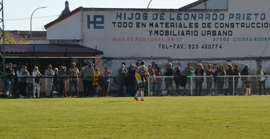 Foto 5 - El Ciudad Rodrigo CF consuma su descenso con otro cruel final de partido ante el Ribert
