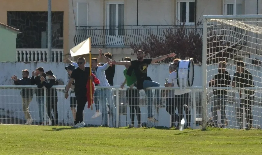 Foto 4 - El Ciudad Rodrigo CF consuma su descenso con otro cruel final de partido ante el Ribert