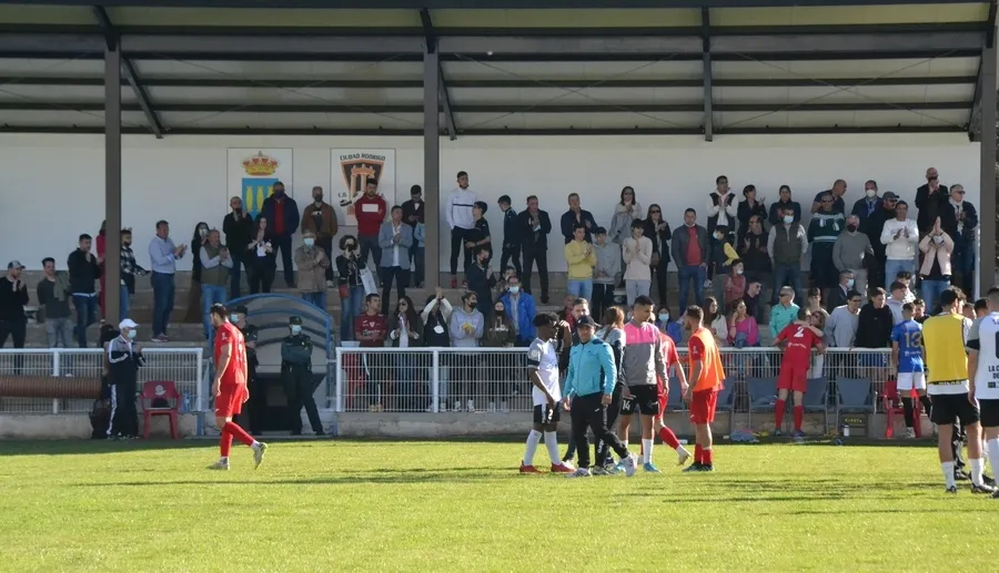 Foto 3 - El Ciudad Rodrigo CF consuma su descenso con otro cruel final de partido ante el Ribert