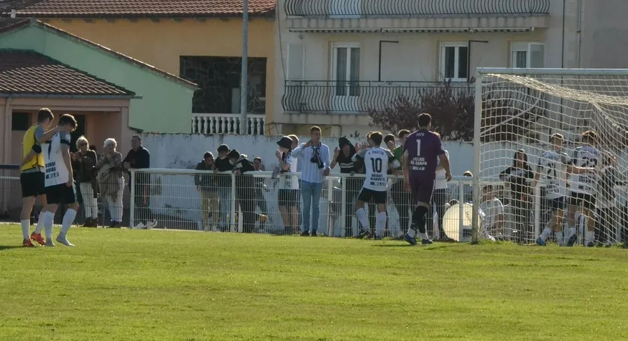 Foto 2 - El Ciudad Rodrigo CF consuma su descenso con otro cruel final de partido ante el Ribert