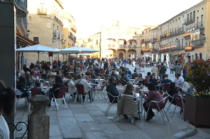 Foto 8 - Fant&aacute;stico ambiente callejero en la jornada del Jueves Santo producto de la espl&eacute;ndida meteorolog&iacute;a