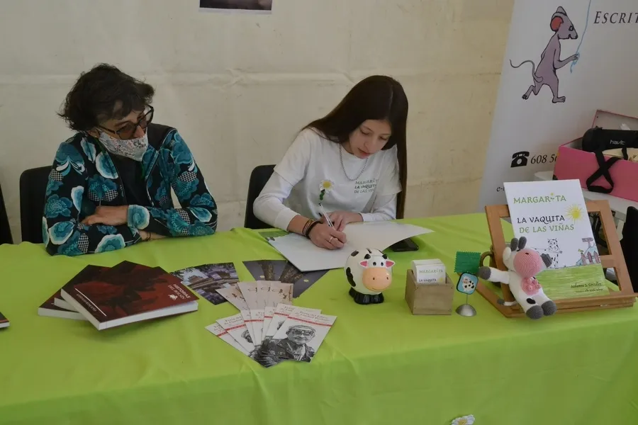 Foto 6 - Las &uacute;ltimas tertulias y actividades para ni&ntilde;os ponen el ep&iacute;logo a la Feria del Libro
