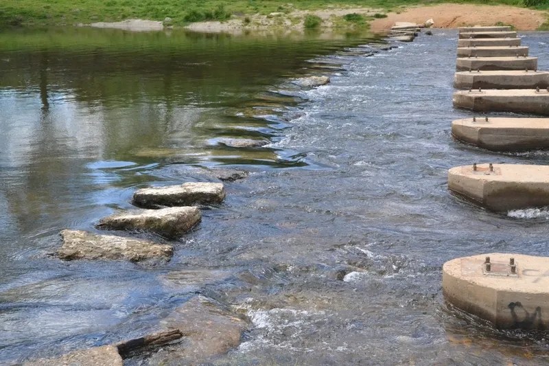 Foto 5 - Ma&ntilde;ana de preparativos en el entorno del r&iacute;o para celebrar el Lunes de Aguas