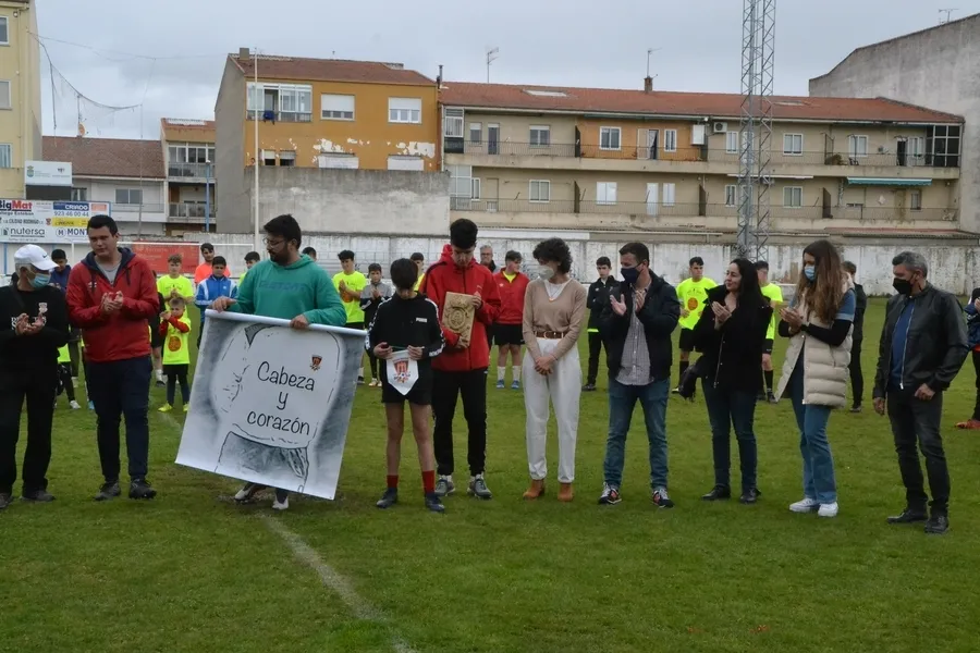 Foto 11 - Ricardo S&aacute;nchez recibe un homenaje como clausura del Cl&iacute;nic que lleva su nombre