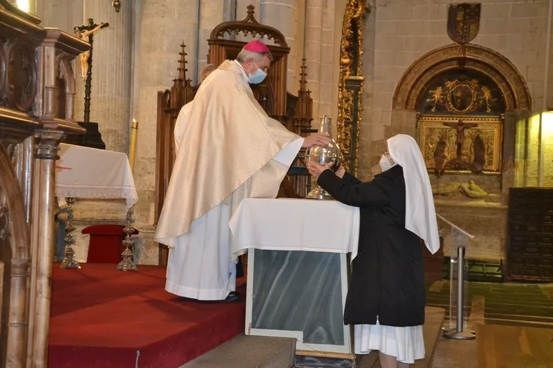 Foto 11 - Los sacerdotes diocesanos se re&uacute;nen en la misa de consagraci&oacute;n del Santo Crisma
