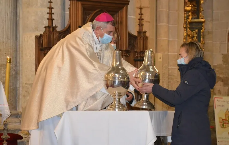 Foto 10 - Los sacerdotes diocesanos se re&uacute;nen en la misa de consagraci&oacute;n del Santo Crisma